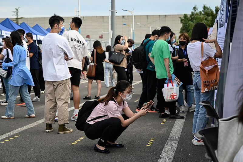 求职者在北京一场招聘会上。(法新社)