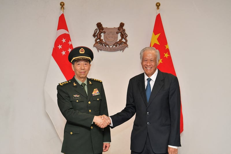 6月1日,中国国防部长李尚福抵达新加坡,并与新加坡国防部长黄永宏签署合作备忘录,宣布两国成立热线。(路透社)