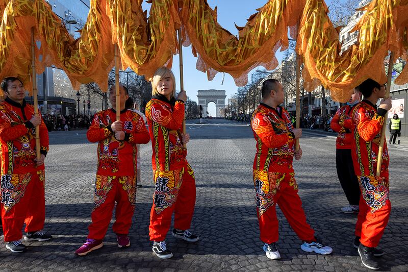 2025年2月2日,巴黎市中心的香榭丽舍大以舞龙表演庆祝中国新年。