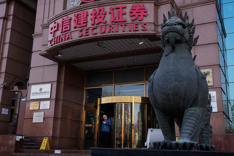 2024年2月6日,一名男子从北京中信建设证券走出。(美联社)